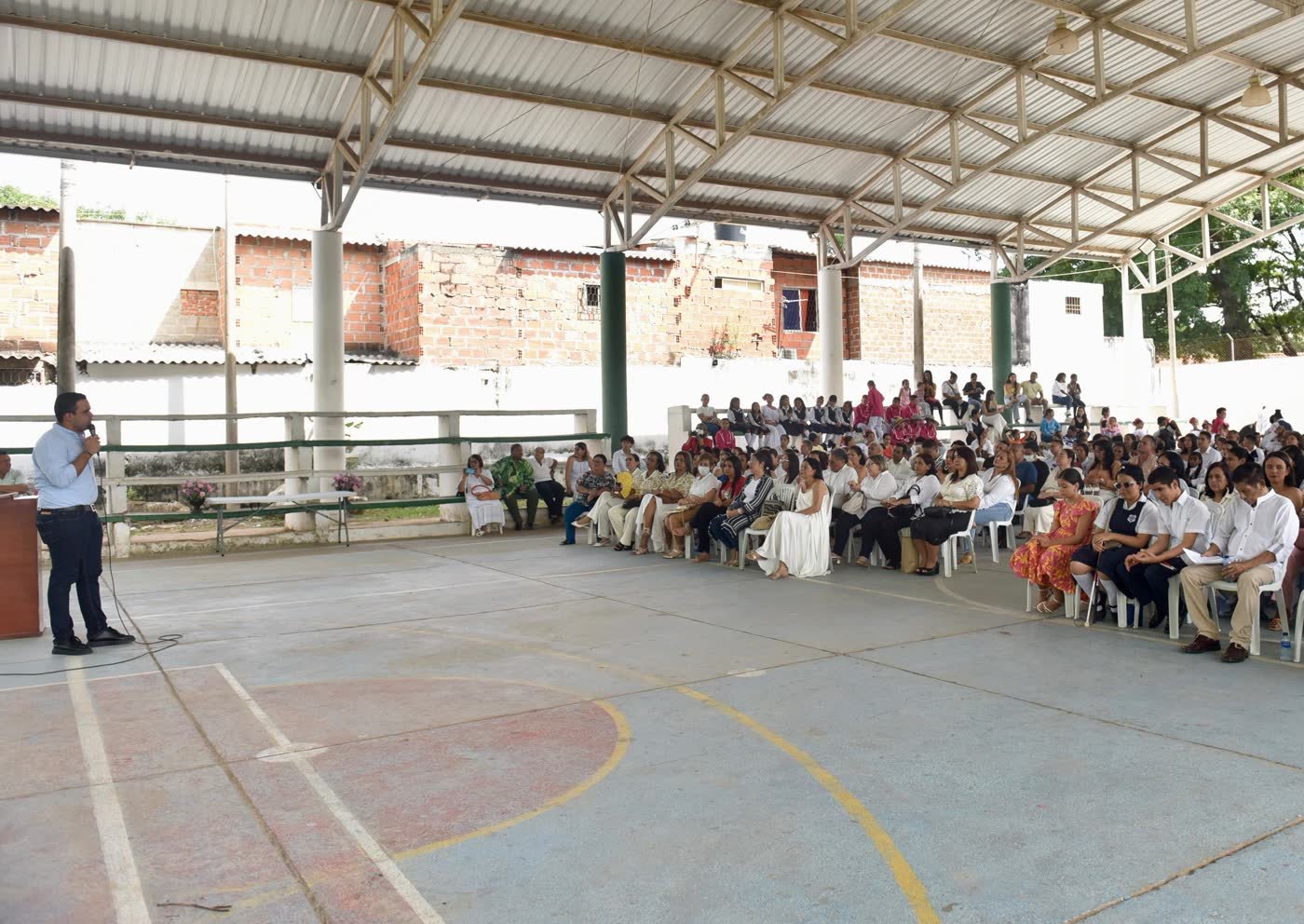 Padres y acudientes escuchan la intervención de un directivo durante una asamblea