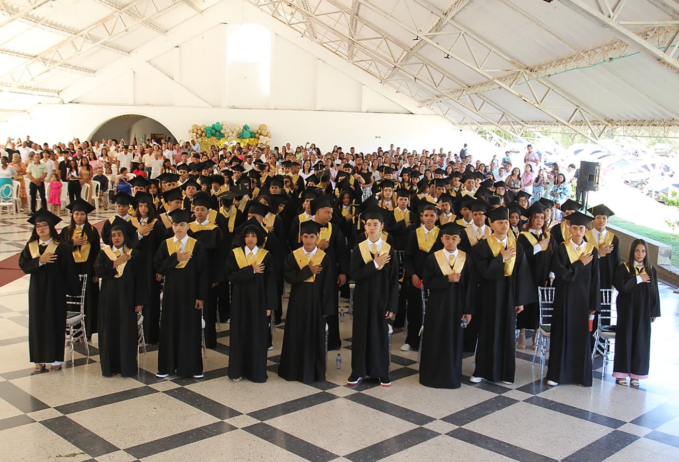 Familias acompañan a los graduandos durante la ceremonia de grados