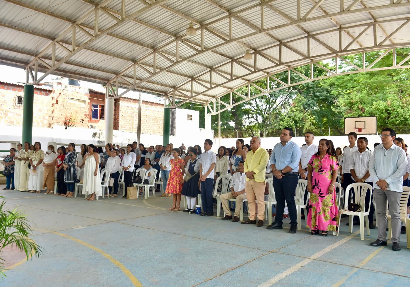 Comunidad educativa reunida en el acto civico de la institucion