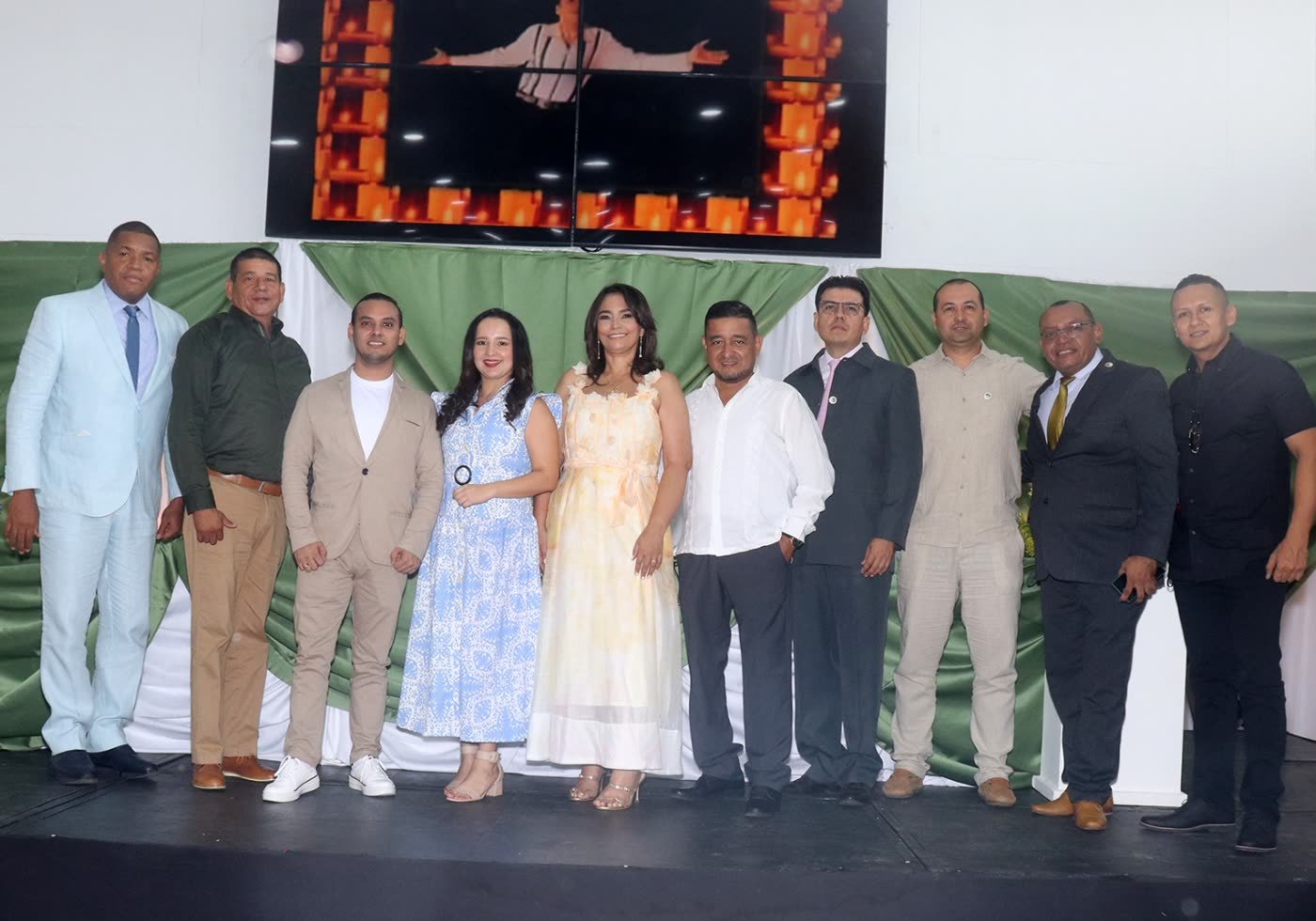 Equipo directivo y docente en tarima durante un acto institucional