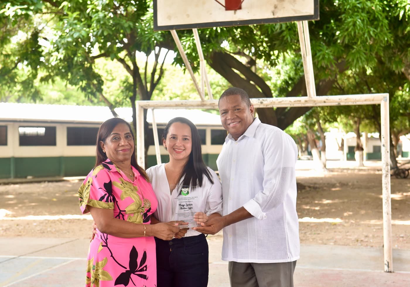 Entrega de reconocimiento a una docente de la institución
