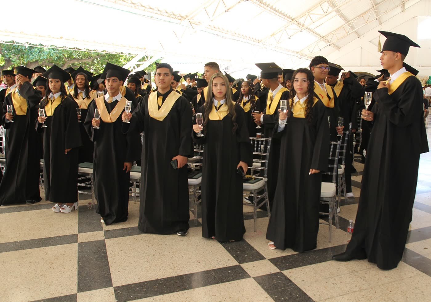 Graduandos con toga y birrete en la ceremonia de grados